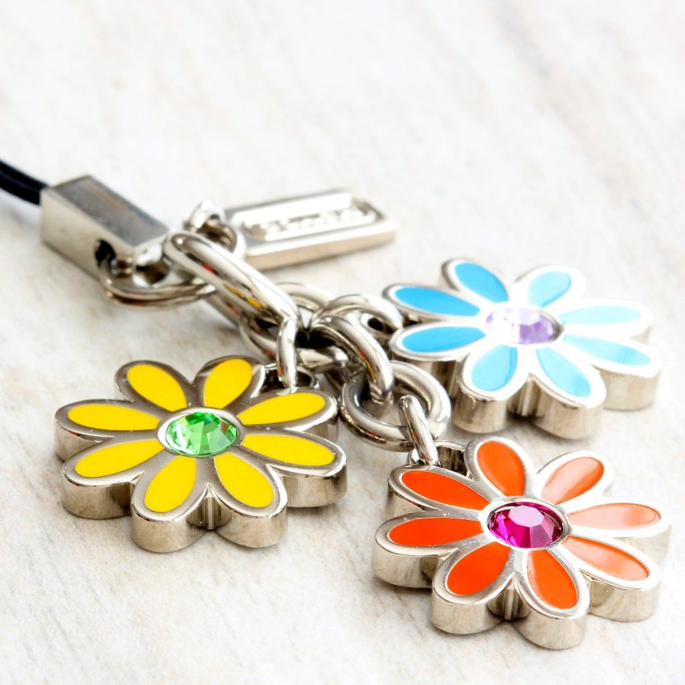 NWOT COACH #60139 3 Pave Daisy Flower Lanyard